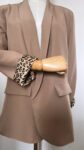 Blazer léopard marron et un débardeur en maille blanc