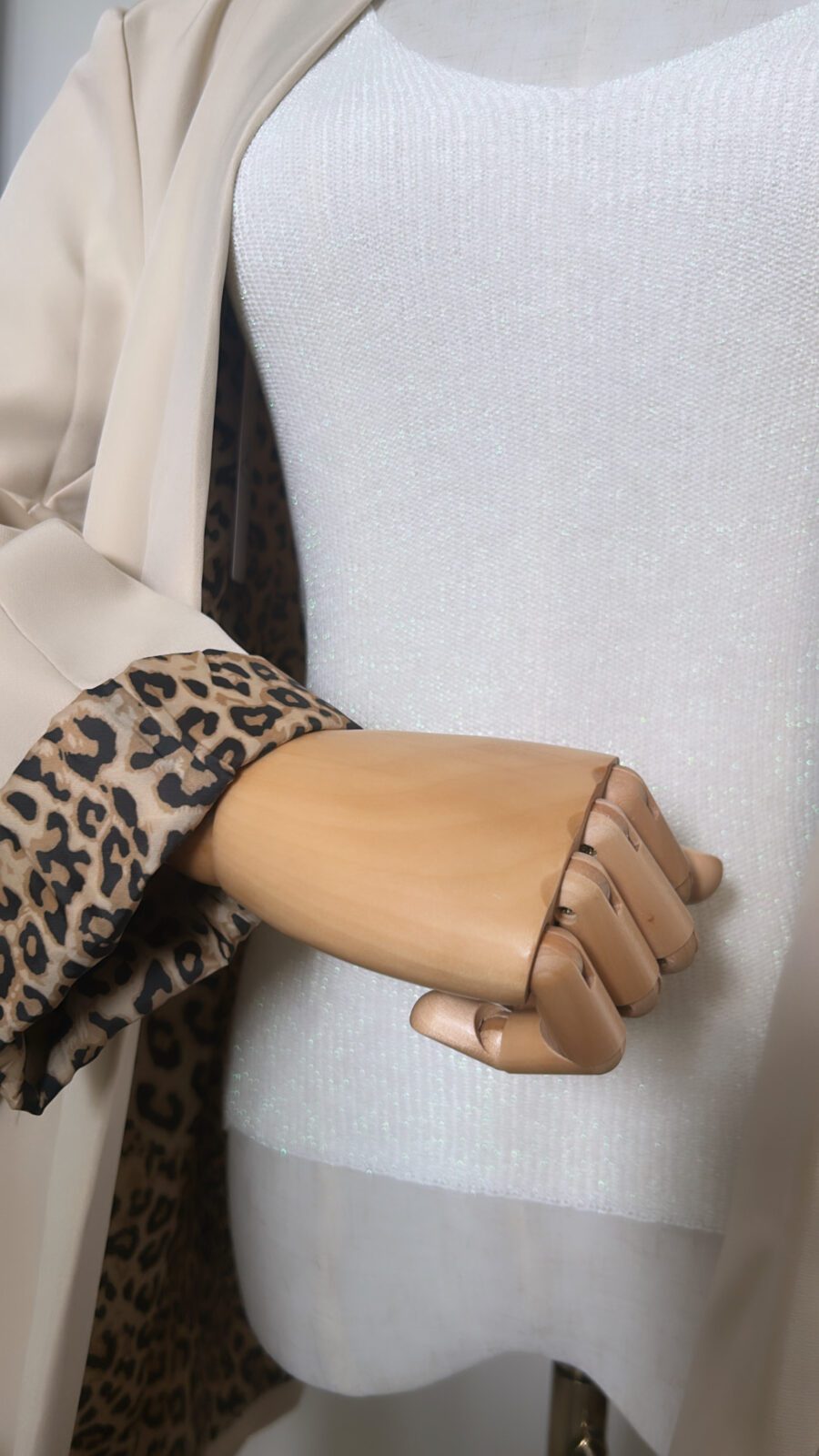 Blazer léopard beige et un débardeur en maille blanc