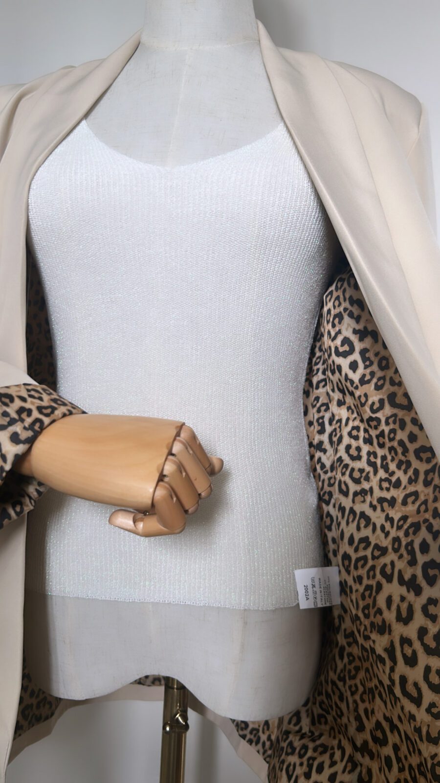 Blazer léopard beige et un débardeur en maille blanc