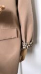 Blazer léopard marron et un débardeur en maille blanc