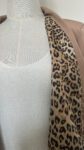 Blazer léopard marron et un débardeur en maille blanc