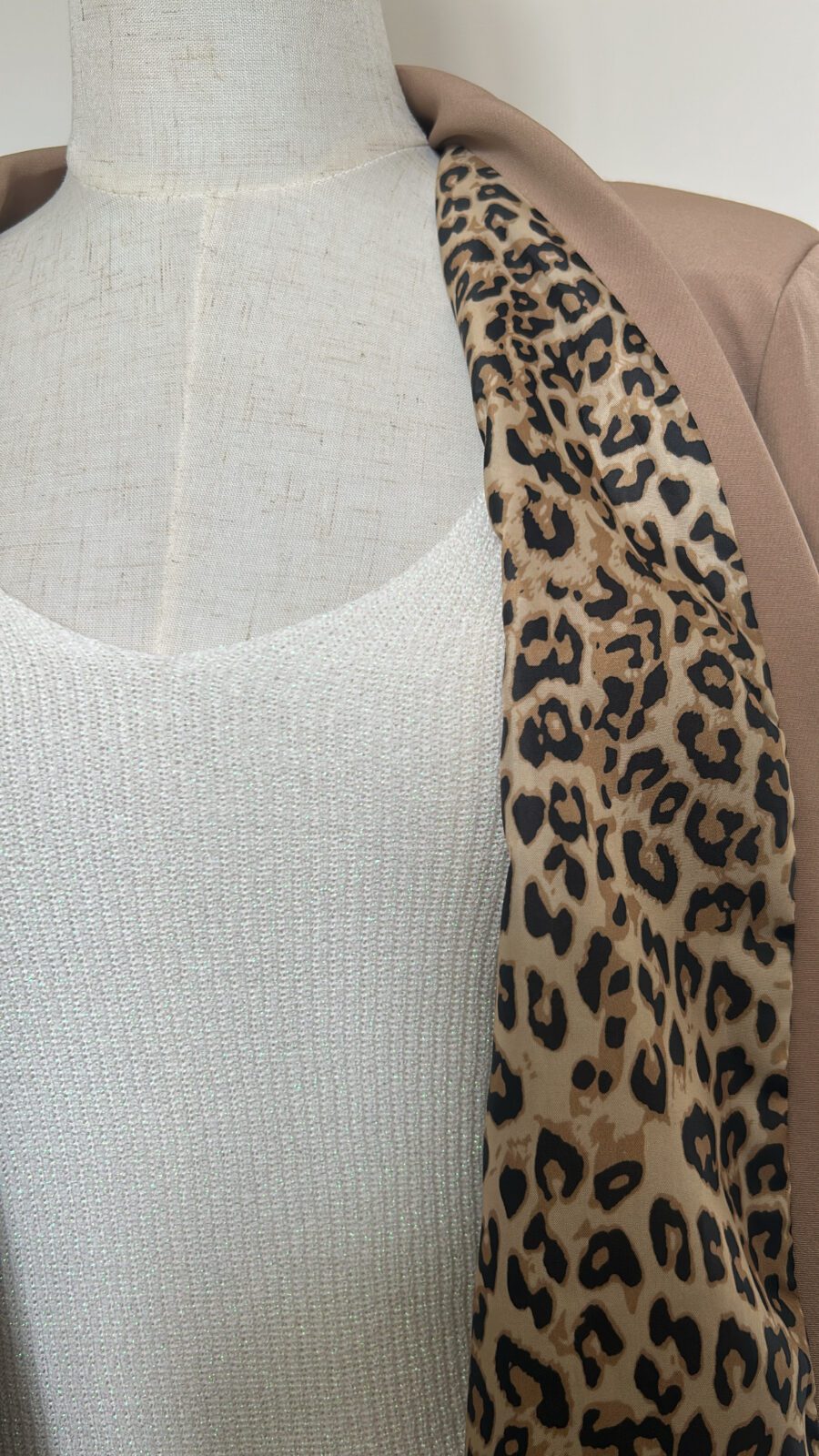 Blazer léopard marron et un débardeur en maille blanc