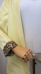 Blazer leopard jaune et un débardeur en maille blanc
