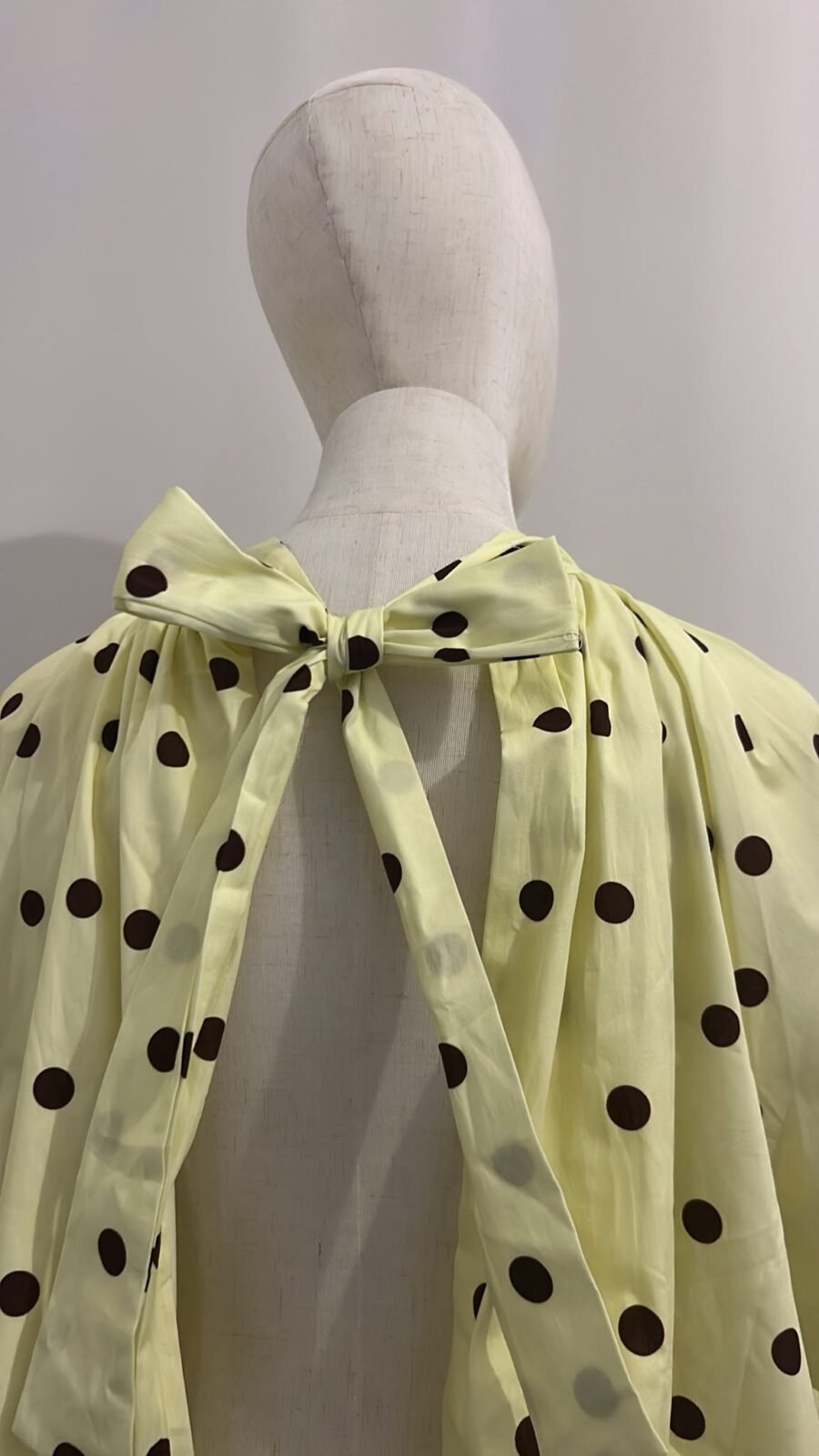 Blouse Cape à Pois Jaune Pâle et Marron, Nœud Dos Nu