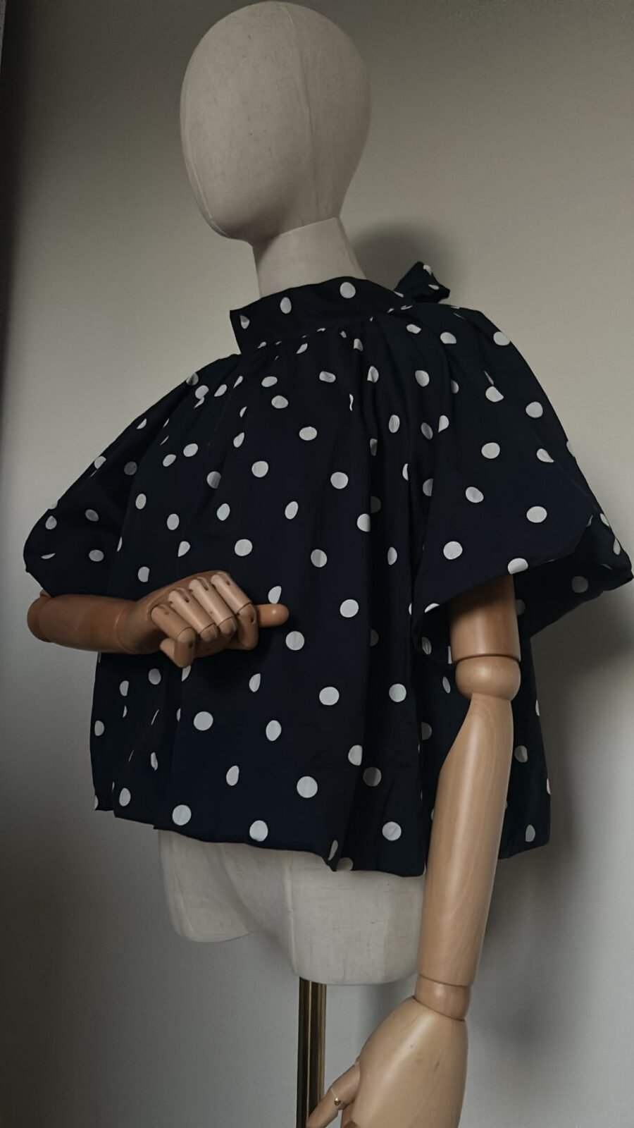 Blouse Cape Bleu Marine à Pois Blanc, Nœud Dos Nu