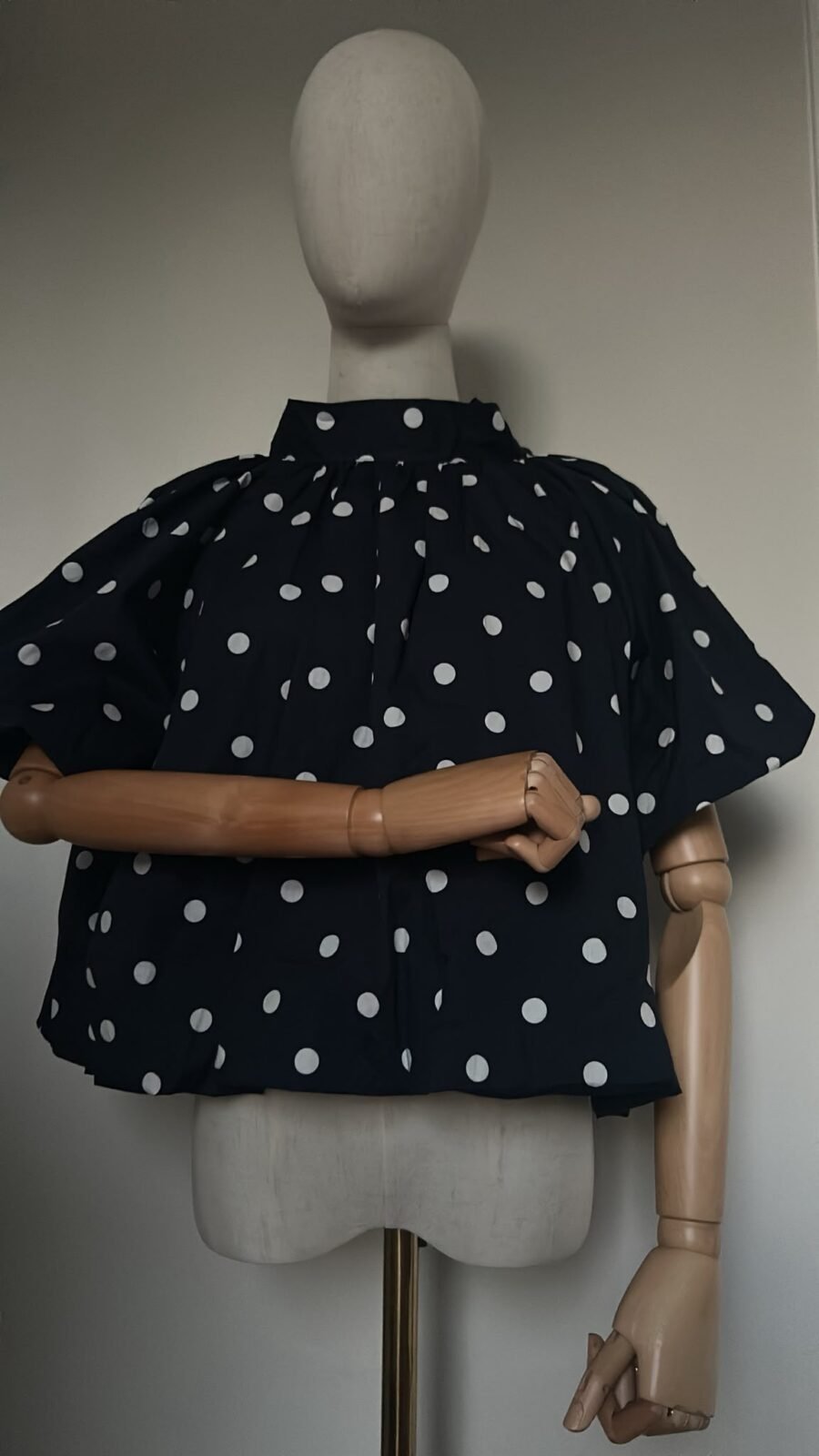 Blouse Cape Bleu Marine à Pois Blanc, Nœud Dos Nu