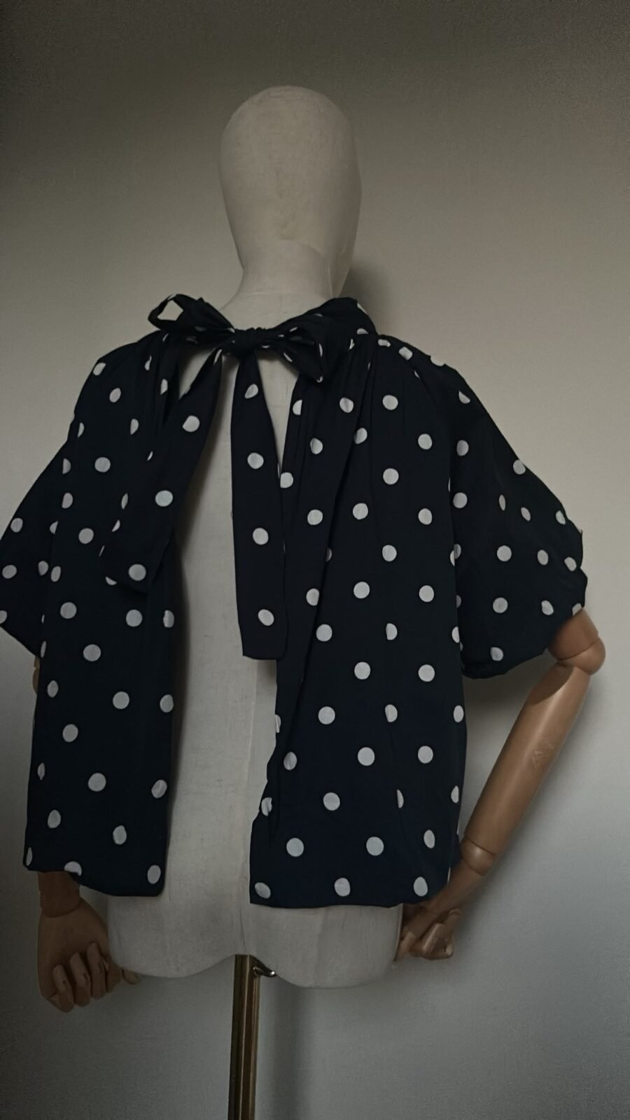 Blouse Cape Bleu Marine à Pois Blanc, Nœud Dos Nu