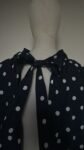 Blouse Cape Bleu Marine à Pois Blanc, Nœud Dos Nu