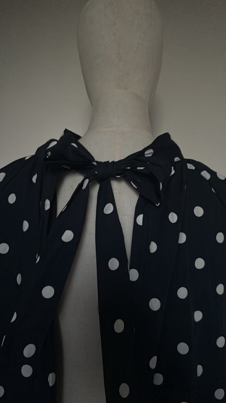 Blouse Cape Bleu Marine à Pois Blanc, Nœud Dos Nu