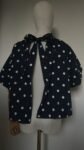 Blouse Cape Bleu Marine à Pois Blanc, Nœud Dos Nu