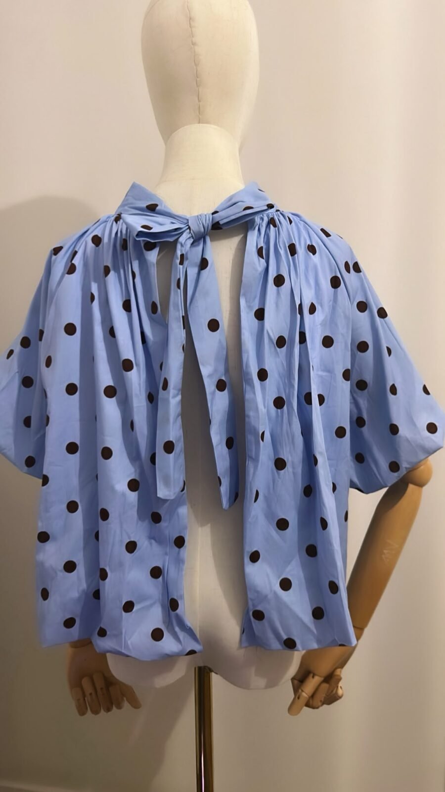 Blouse Cape Bleu Ciels à Pois noir , Nœud Dos Nu