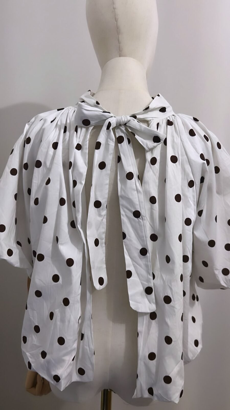 Blouse cape Blanche à pois noir, Noeud dos Nu
