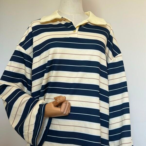Polo oversize rayé marine & écru, col jaune pâle