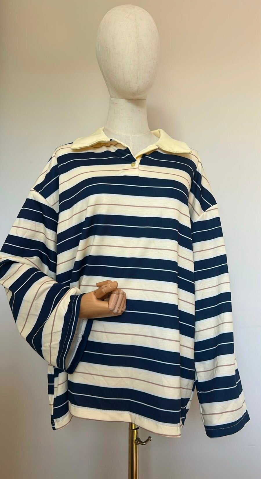 Polo oversize rayé marine & écru, col jaune pâle