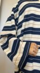 Polo oversize rayé marine & écru, col jaune pâle