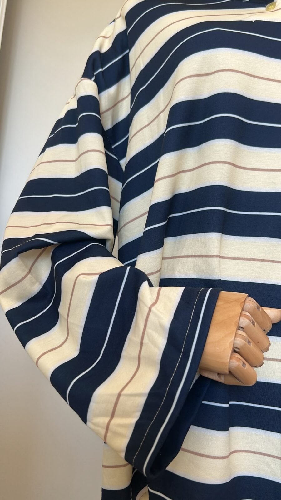 Polo oversize rayé marine & écru, col jaune pâle