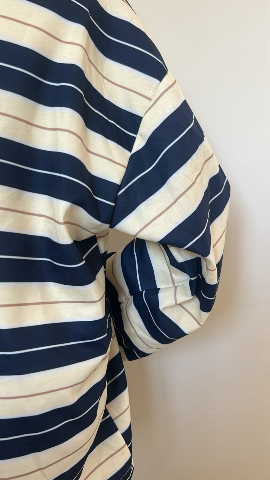 Polo oversize rayé marine & écru, col jaune pâle