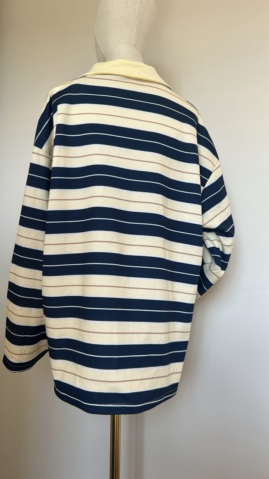 Polo oversize rayé marine & écru, col jaune pâle