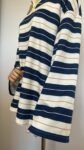 Polo oversize rayé marine & écru, col jaune pâle