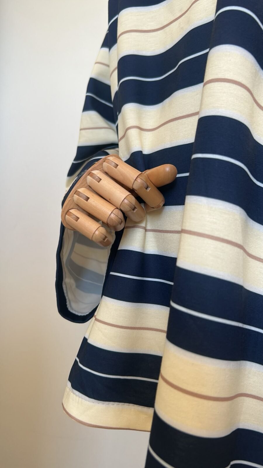 Polo oversize rayé marine & écru, col jaune pâle